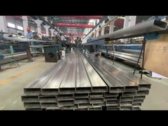 Η διαδικασία διαλογής και συσκευασίας σε εργαστήριο για τετράγωνους και στρογγυλούς σωλήνες από ανοξείδωτο χάλυβα