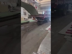 Η πλάκα από ανοξείδωτο χάλυβα φορτώνεται στο φορτηγό