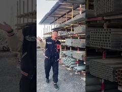 Ρίξτε μια ματιά στους κυλίνδρους σωλήνες χάλυβα στα ράφια.