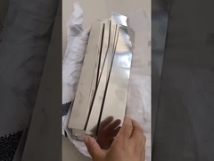 Εμφάνιση μικρών φύλλων από ανοξείδωτο χάλυβα